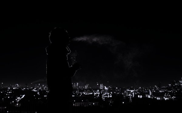 Одинокий человек в темноте