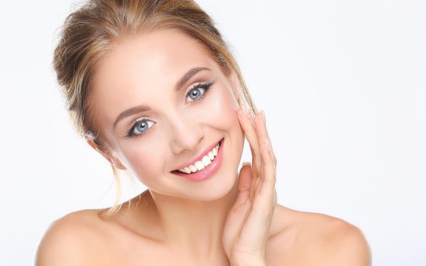 Женщина улыбается