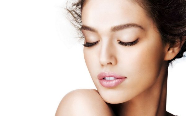 Девушка с красивыми ресницами