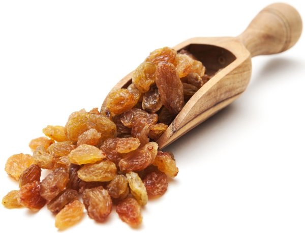 Изюм на белом фоне