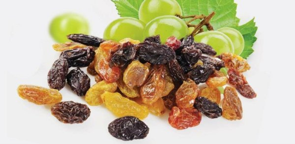 Изюм на белом фоне