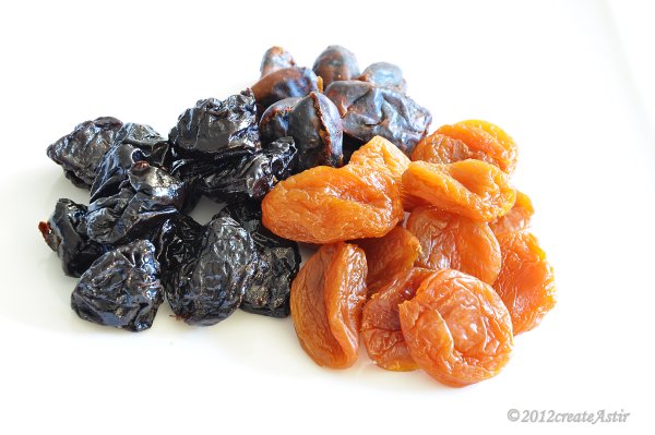 Сухофрукты на белом фоне