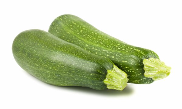 Кабачки цукини на белом фоне