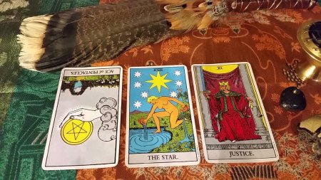 Карты Таро в руках