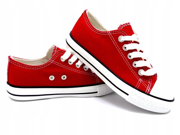 Кеды на белом фоне