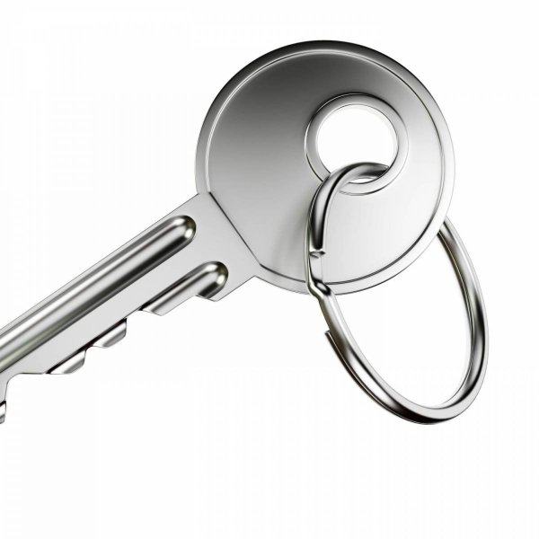 Ключ от двери на белом фоне