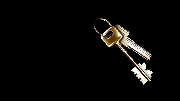 Ключ от квартиры темный фон