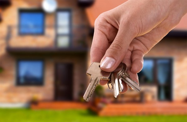 Ключи от квартиры в руке
