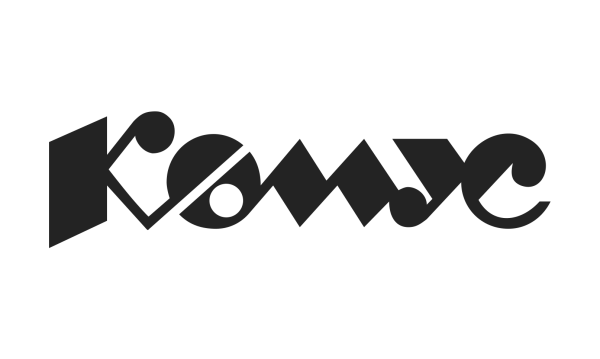 Логотип Комус на прозрачном фоне