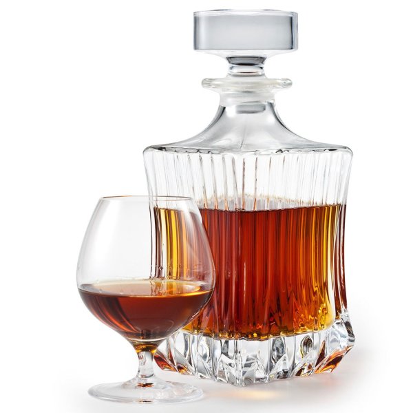 Бутылка коньяка с рюмкой