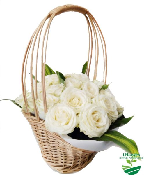 Букет из белых роз в корзине