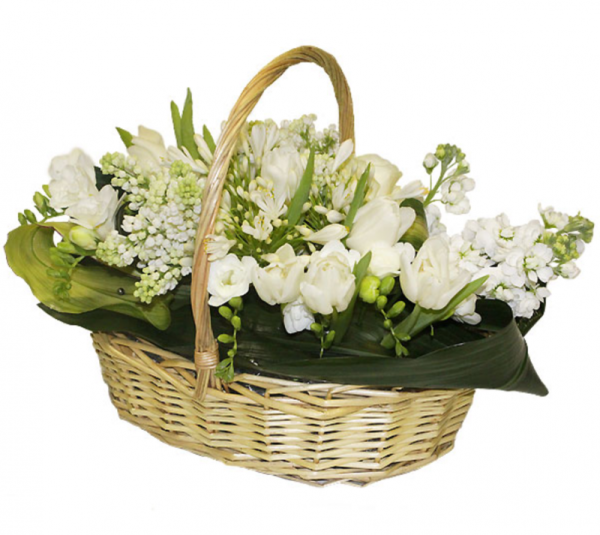 Цветы в белой корзине