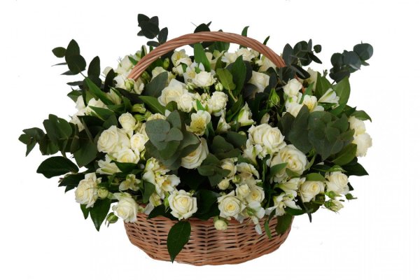 Корзина с белыми цветами
