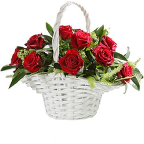 Корзина с красными цветами