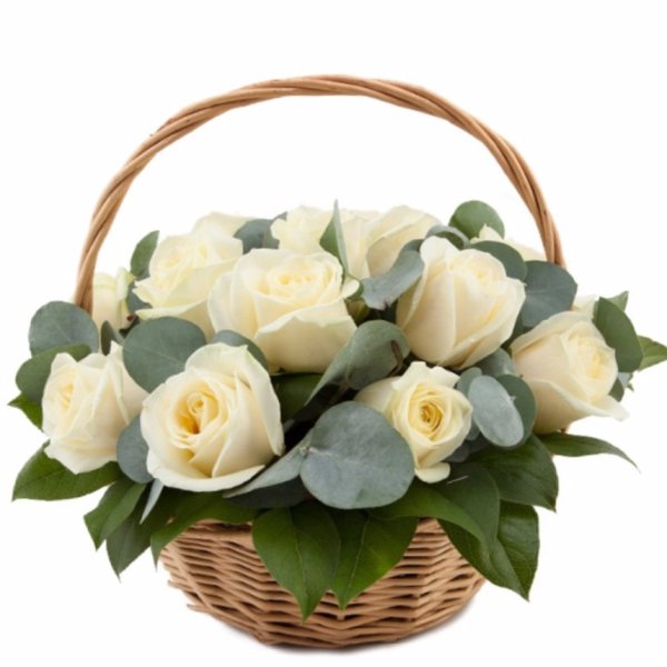 Белые цветы в корзинке