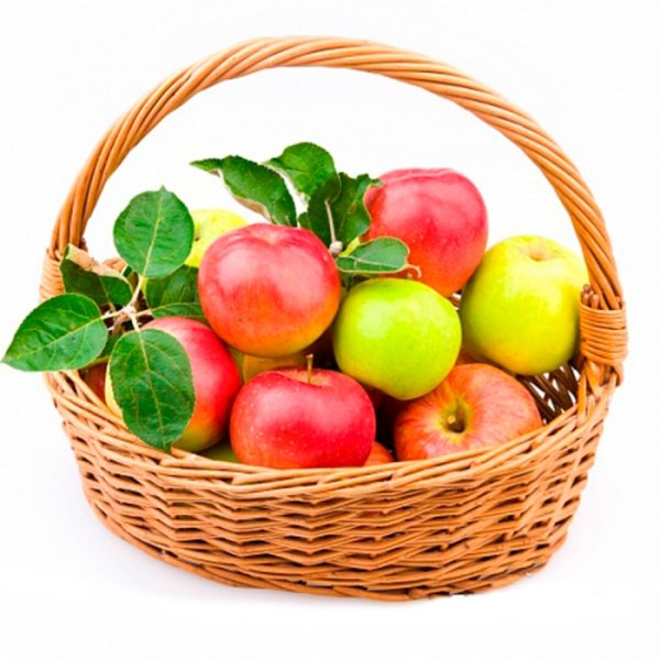 Корзина с яблоками на белом фоне