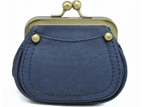 Кошелек на белом фоне