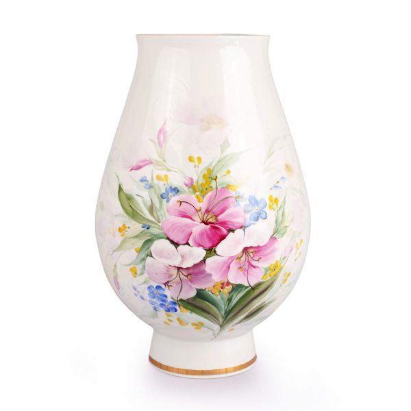 Ваза на белом фоне