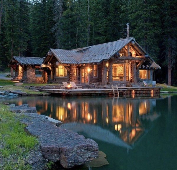 Дом из бревна на берегу реки