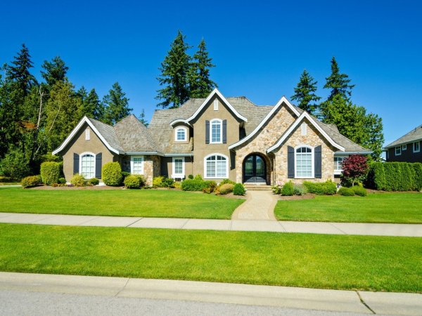 Домик на лужайке