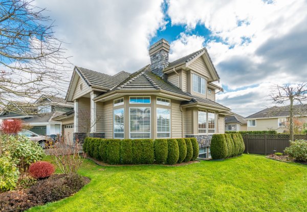 Дом с лужайкой