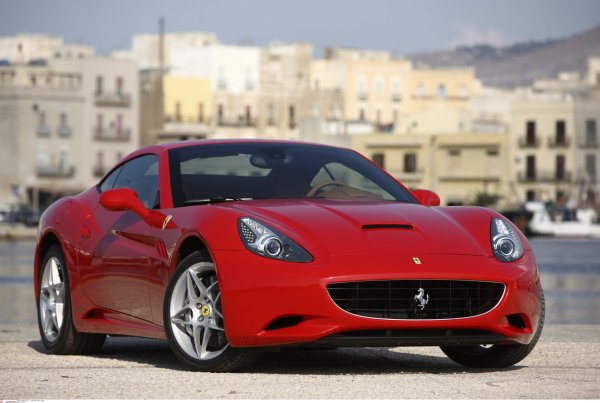 Ferrari California красная