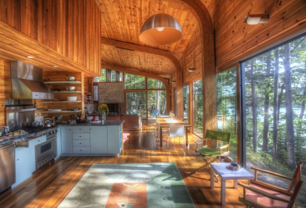 Кухня в лесу в деревянном доме