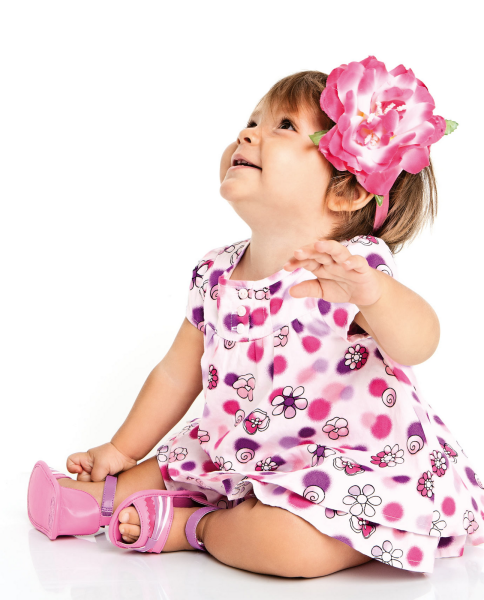 Малыш на белом фоне