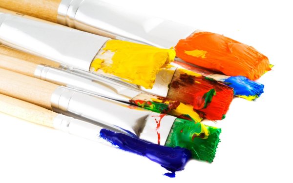 Кисти и краски на белом фоне