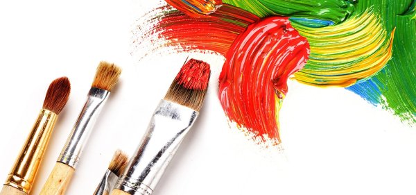 Кисти и краски на белом фоне