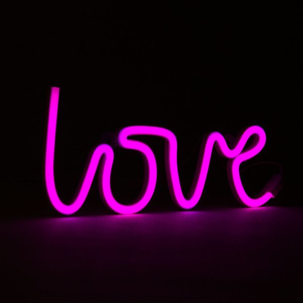 Неоновые надписи на черном фоне