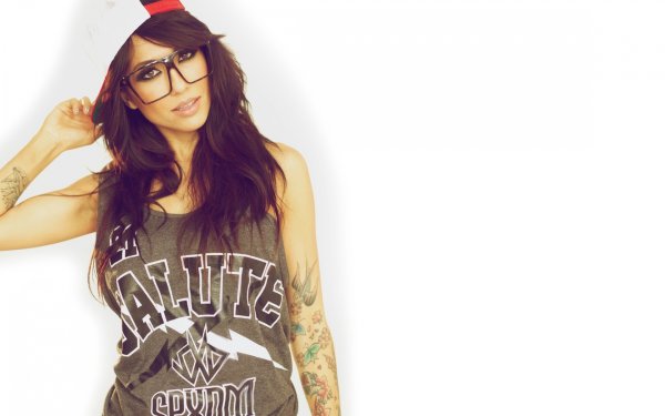 Девушки с тату обои вертикальные