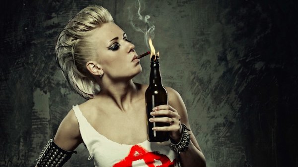 Девушка с бутылкой и сигаретой