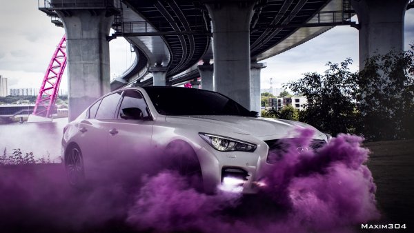 Машина в фиолетовом дыму