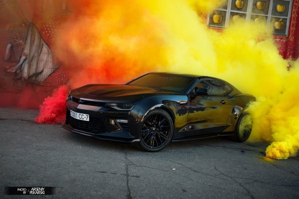 Шевроле Камаро в дыму