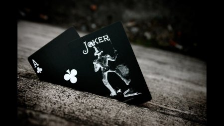 Карты на черном фоне