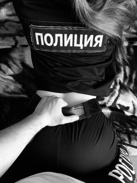 Девушка в полицейской форме со спины