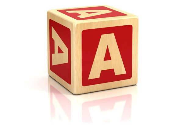 Кубики с буквами на белом фоне