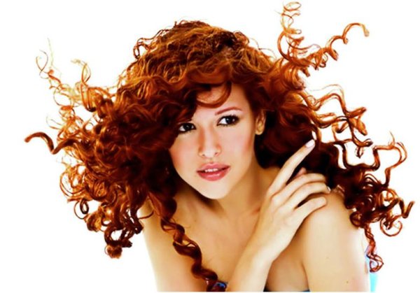 Кудрявые волосы на ветру