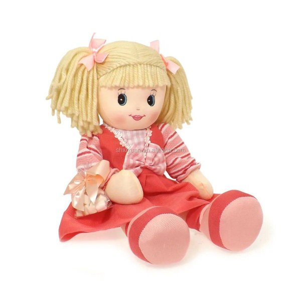 Кукла сидит