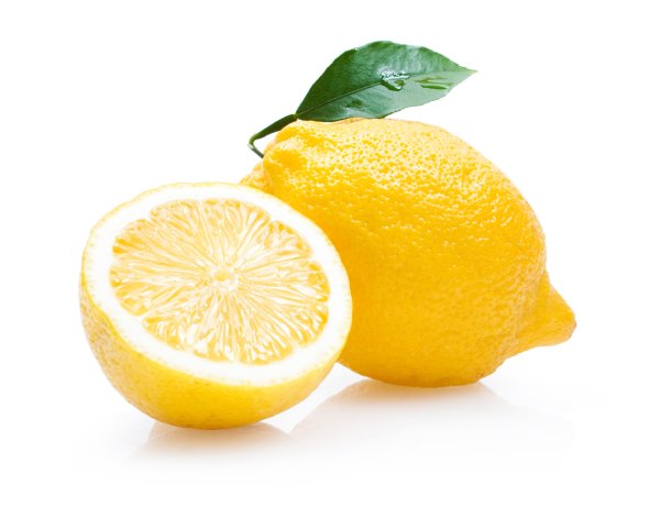 Лимон на белом фоне