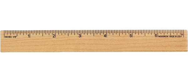 Деревянная линейка на белом фоне