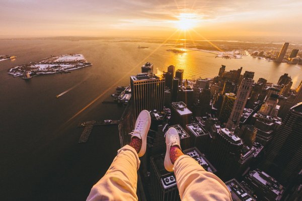 Ноги свисают с крыши