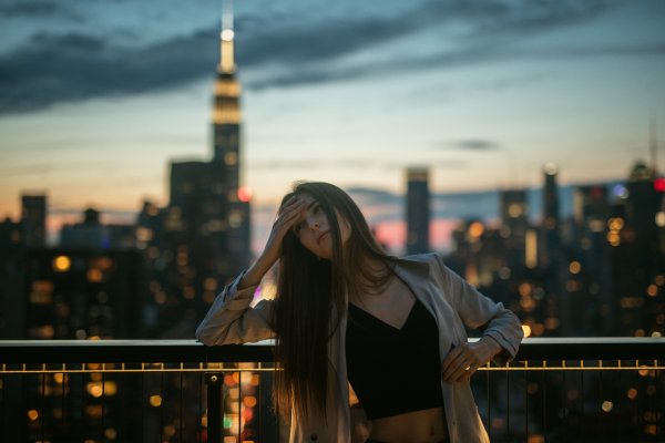 Девушка в ночном городе