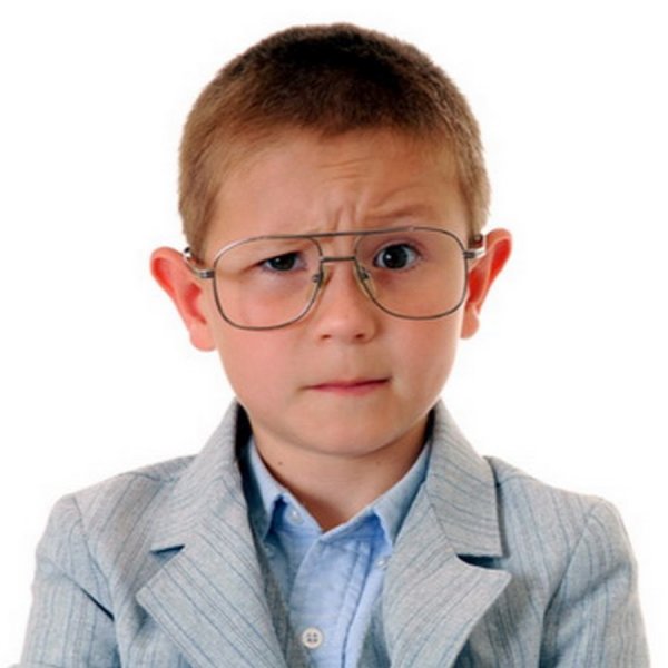 Школьник на белом фоне