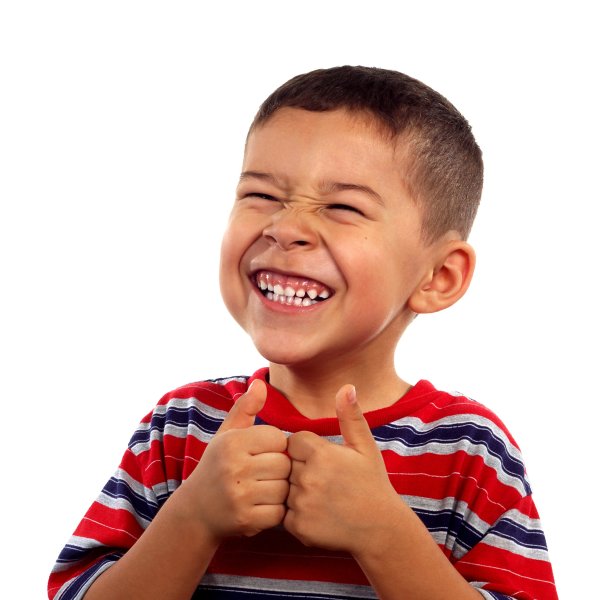 Школьник смеется