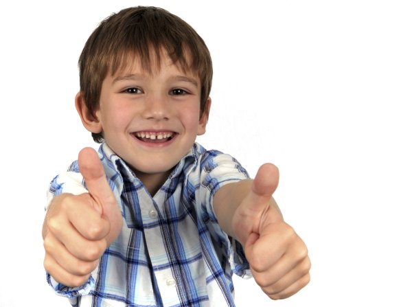 Мальчик радуется