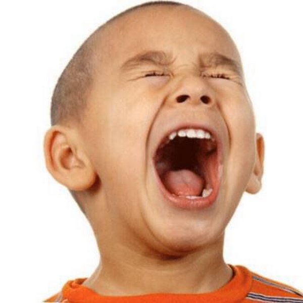 Мальчик кричит