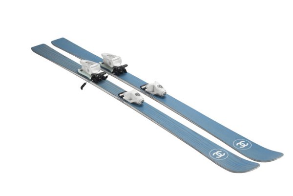 Лыжи на белом фоне