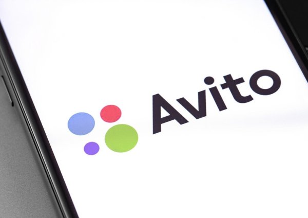 Авито на экране телефона